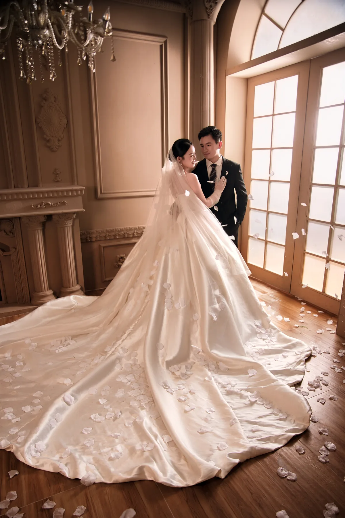 室内婚纱合影