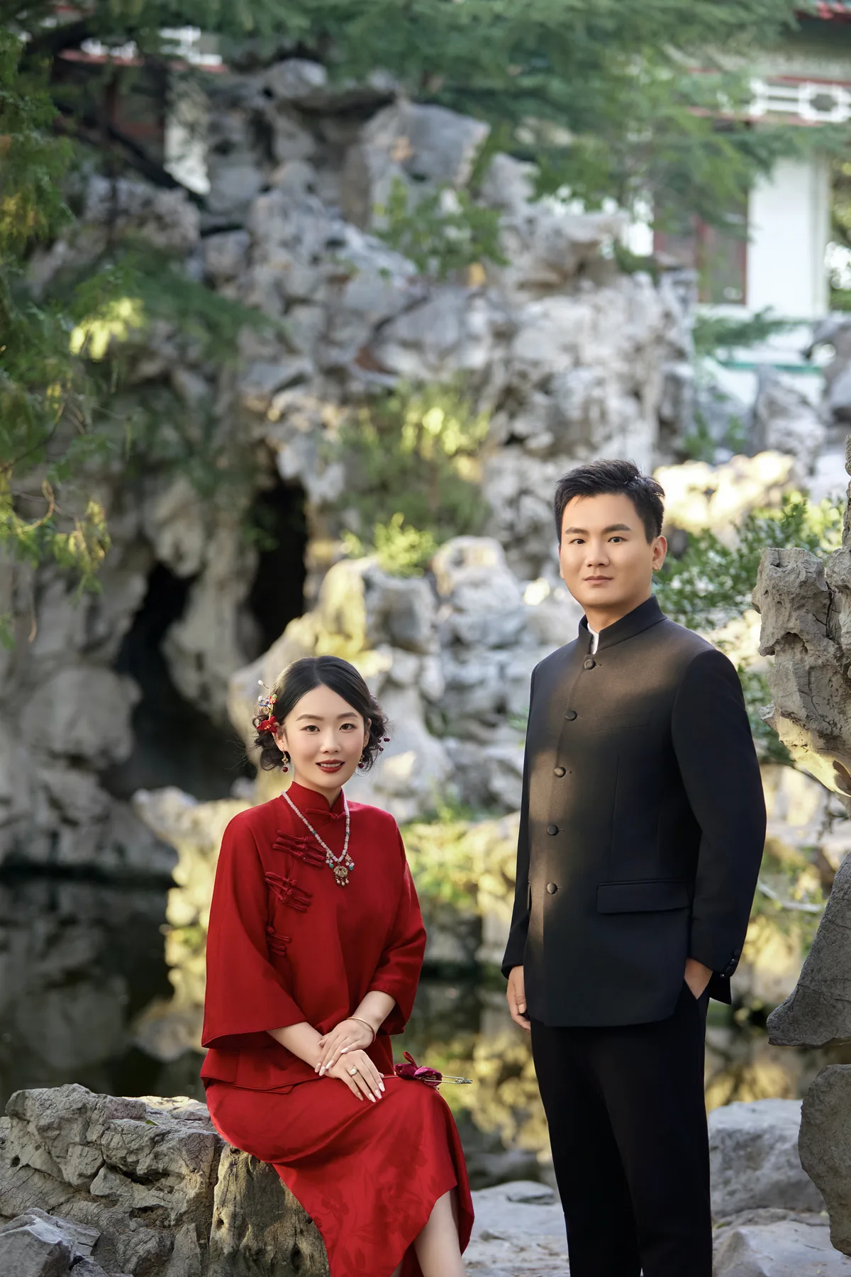 中式礼服园林坐姿